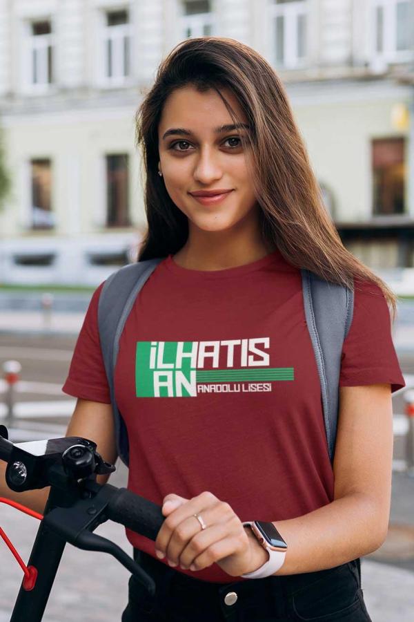 İlhan Atış Anadolu Lisesi Bordo Tişört – Sıfır Yaka ve Tipografik Tasarım